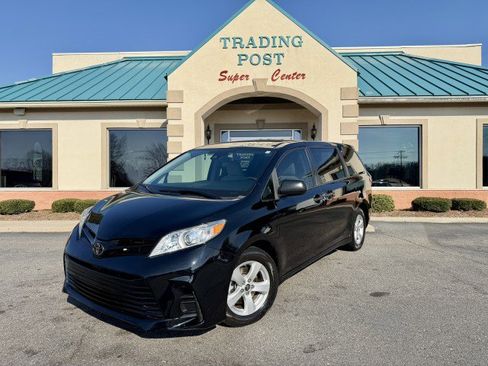 Used 2020 Toyota Sienna L image 2