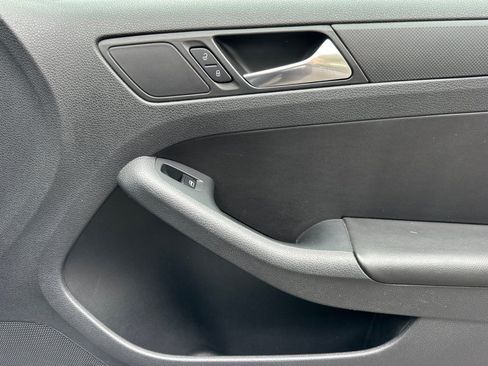 Used 2011 Volkswagen Jetta SE FWD image 18