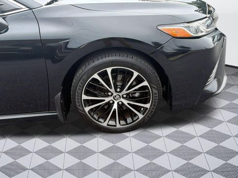 Used 2018 Toyota Camry SE FWD image 12