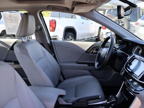 Used 2017 Honda Accord EX-L image 8