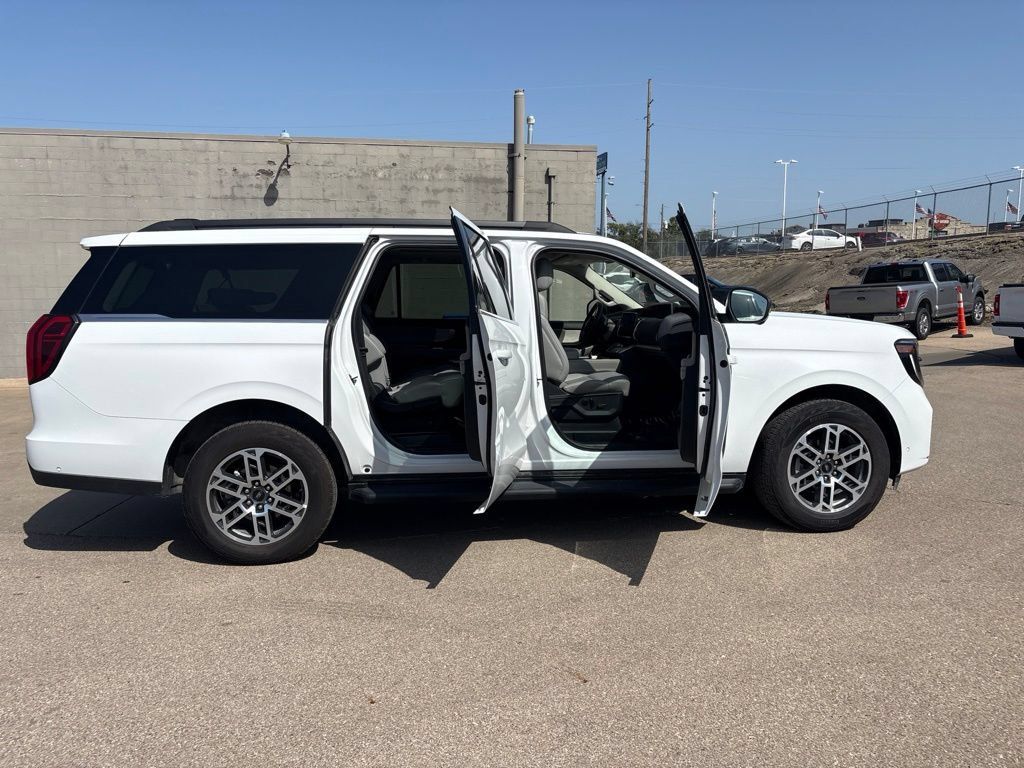Used 2025 Ford Expedition Max Active AWD/4WD image 8