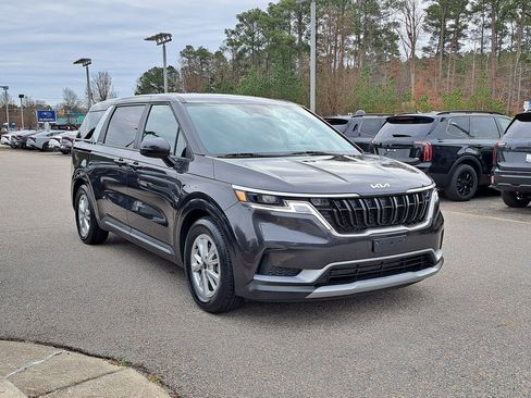 Used 2024 Kia Carnival LX image 4