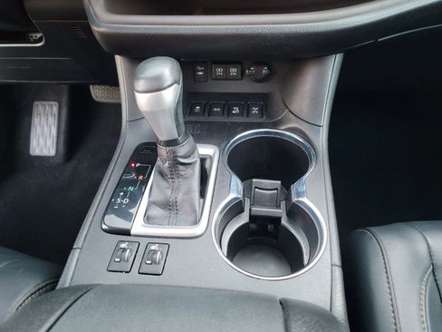 Used 2018 Toyota Highlander XLE image 29