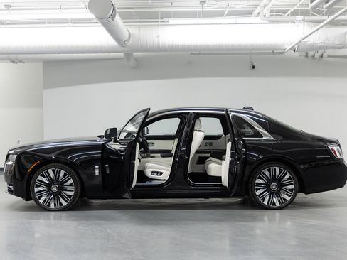 Used 2025 Rolls-Royce Ghost image 10