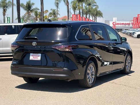 Certified 2026 Toyota Sienna LE FWD image 46