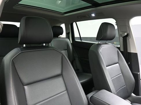 Used 2021 Volkswagen Tiguan SE w/ Panoramic Sunroof Package image 28