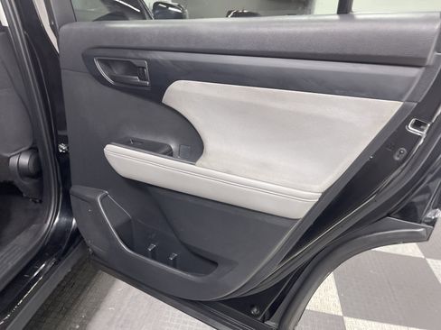 Used 2021 Toyota Highlander L image 19
