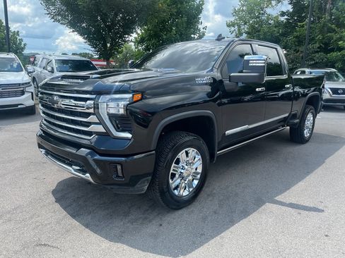 Used 2024 Chevrolet Silverado 2500 High Country w/ High Country Premium Package AWD/4WD image 3