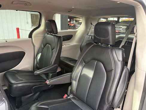 Used 2024 Chrysler Pacifica Touring-L image 27