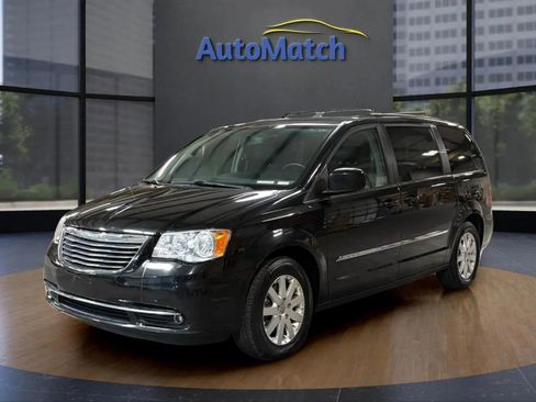 Used 2015 Chrysler Town & Country Touring FWD image 3