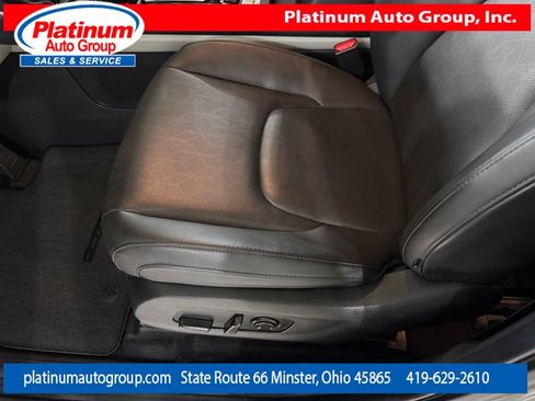 Used 2023 Kia Carnival EX FWD image 12