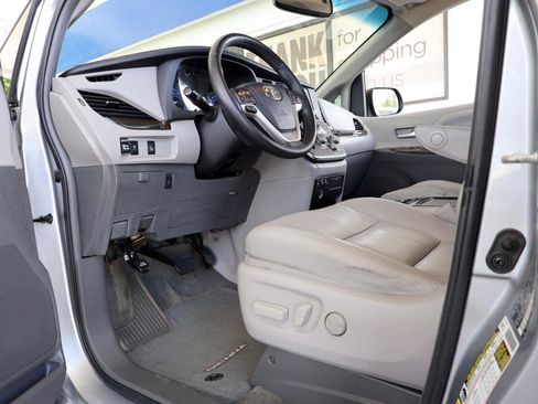 Used 2015 Toyota Sienna XLE FWD image 39