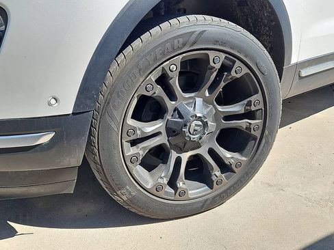 Used 2018 Ford Explorer Platinum AWD/4WD image 4