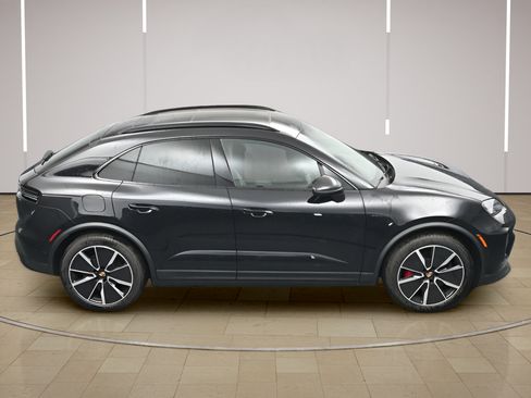 Certified 2025 Porsche Macan 4S Electric AWD/4WD image 38