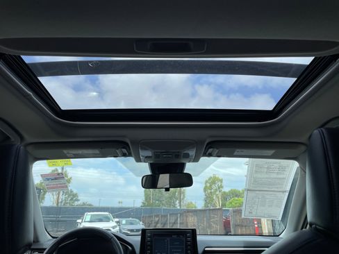 Used 2021 Toyota RAV4 XLE Premium image 15