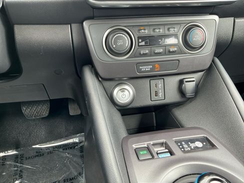 Used 2024 Nissan Leaf S FWD image 17
