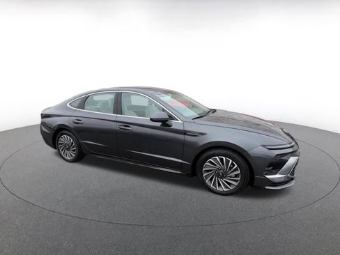 Used 2025 Hyundai Sonata SEL FWD image 2