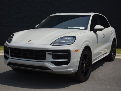Certified 2025 Porsche Cayenne S AWD/4WD image 1