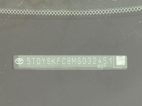 Used 2021 Toyota Sienna XLE image 21