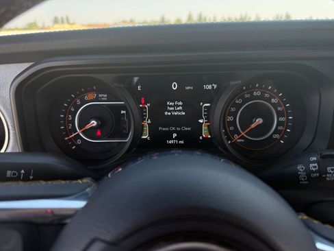 Used 2025 Jeep Wrangler Sahara image 39