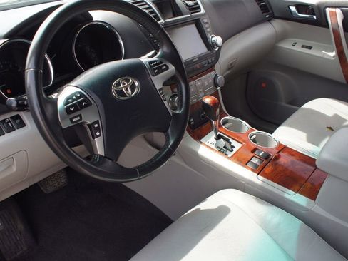 Used 2011 Toyota Highlander Limited w/ Tow Pkg FWD image 11