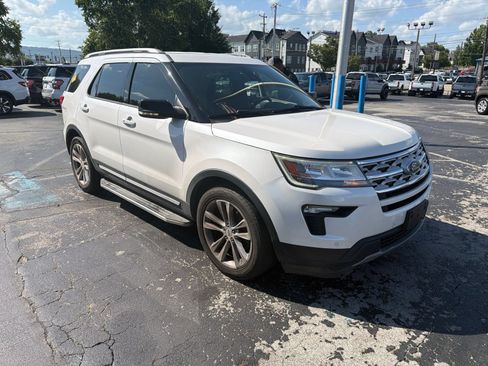 Used 2018 Ford Explorer XLT w/ Equipment Group 202A FWD image 2