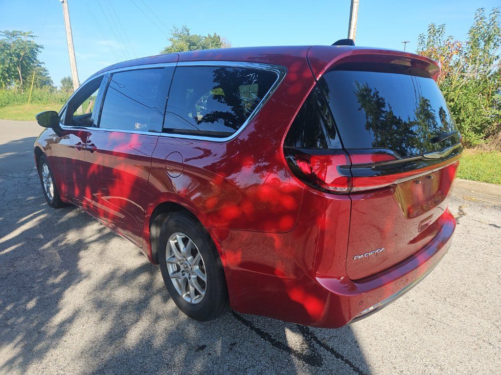 Used 2025 Chrysler Pacifica Select FWD image 4