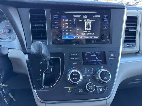 Used 2017 Toyota Sienna LE image 30