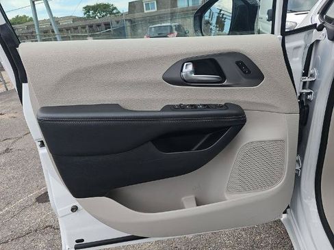 Used 2024 Chrysler Pacifica Touring-L FWD image 25
