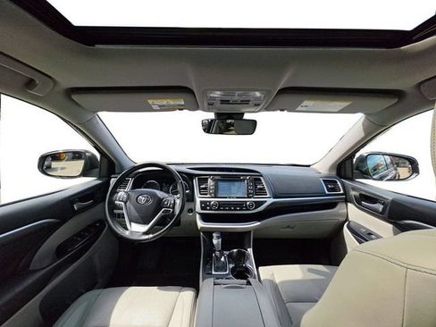 Used 2018 Toyota Highlander Limited FWD image 12