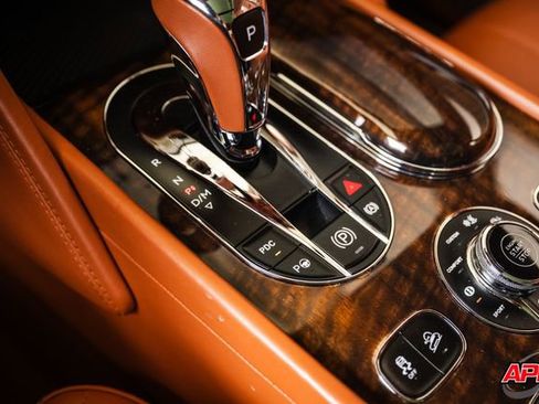 Used 2017 Bentley Bentayga image 22