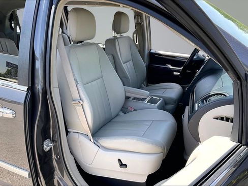 Used 2016 Chrysler Town & Country Touring-L w/ Driver Convenience Group FWD image 7
