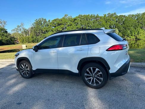 Used 2023 Toyota Corolla Cross XLE w/ Convenience Package image 3