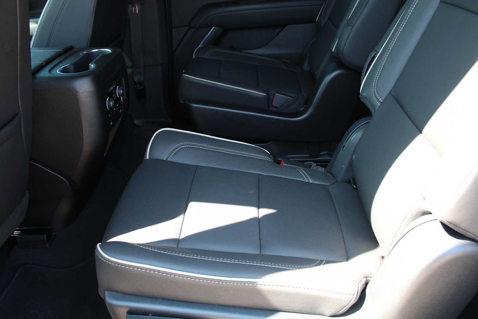Used 2023 Chevrolet Tahoe Premier AWD/4WD image 32