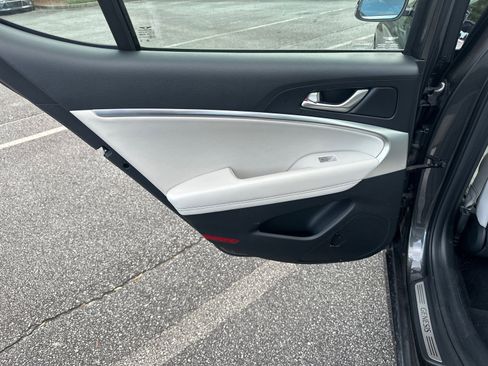 Used 2025 Genesis G70 2.5T image 21