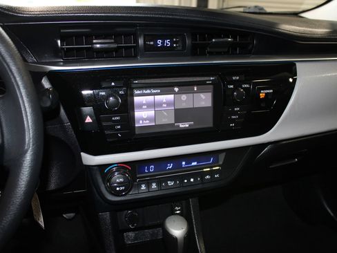 Used 2015 Toyota Corolla LE FWD image 15