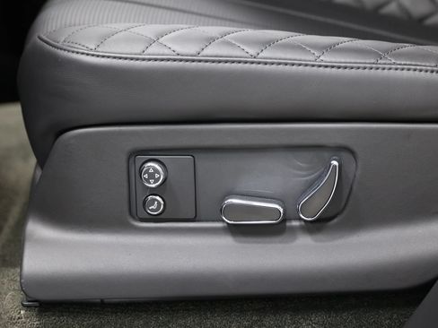 Used 2020 Bentley Bentayga Plug-In Hybrid AWD/4WD image 51