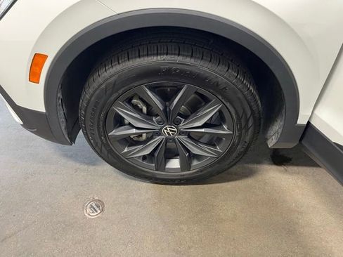 Used 2024 Volkswagen Tiguan SE AWD/4WD image 30