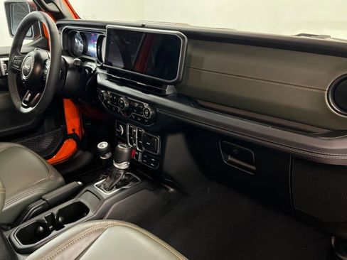 Used 2025 Jeep Gladiator Mojave image 23