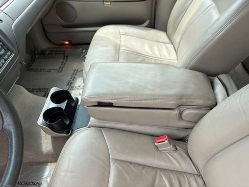 Used 2006 Lincoln Town Car Signature Limited RWD image 10