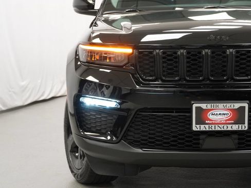 Used 2024 Jeep Grand Cherokee Limited w/ Black Appearance Package AWD/4WD image 7