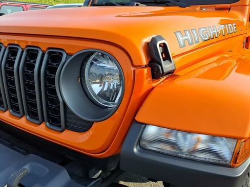 Used 2025 Jeep Gladiator Sport AWD/4WD image 3