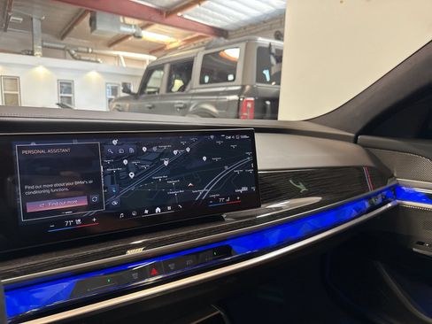 Used 2025 BMW i7 xDrive60 w/ Executive Package AWD/4WD image 39