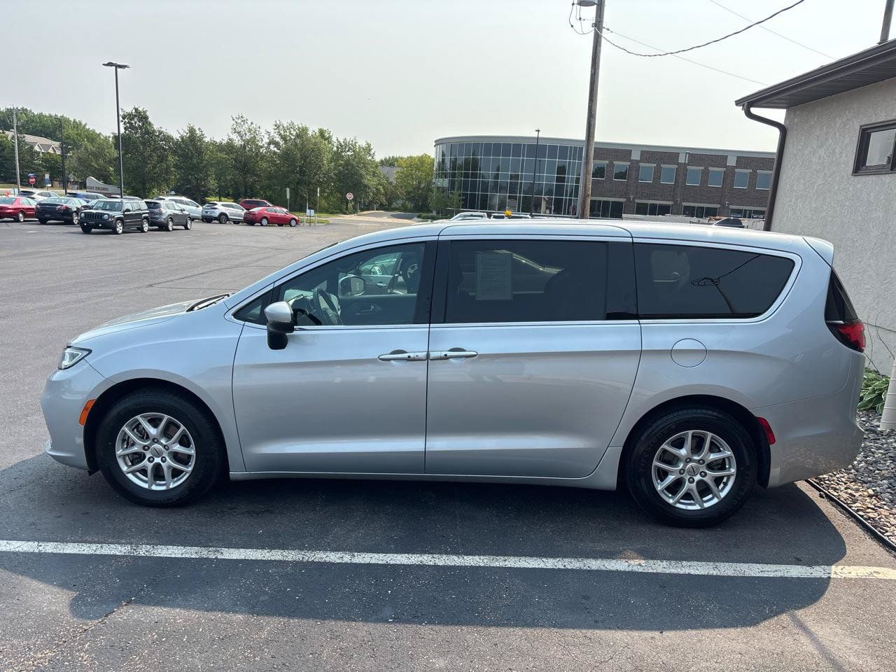 Used 2023 Chrysler Pacifica Touring FWD image 6