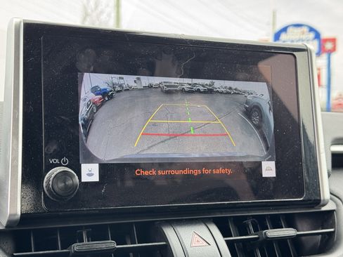 Used 2024 Toyota RAV4 SE image 9