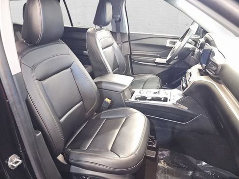 Used 2023 Ford Explorer XLT w/ Equipment Group 202A image 10