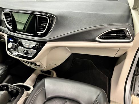 Used 2023 Chrysler Pacifica Touring-L FWD image 20