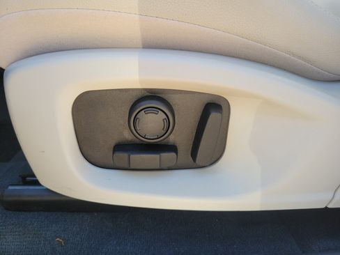 Used 2018 Jaguar E-PACE SE image 20