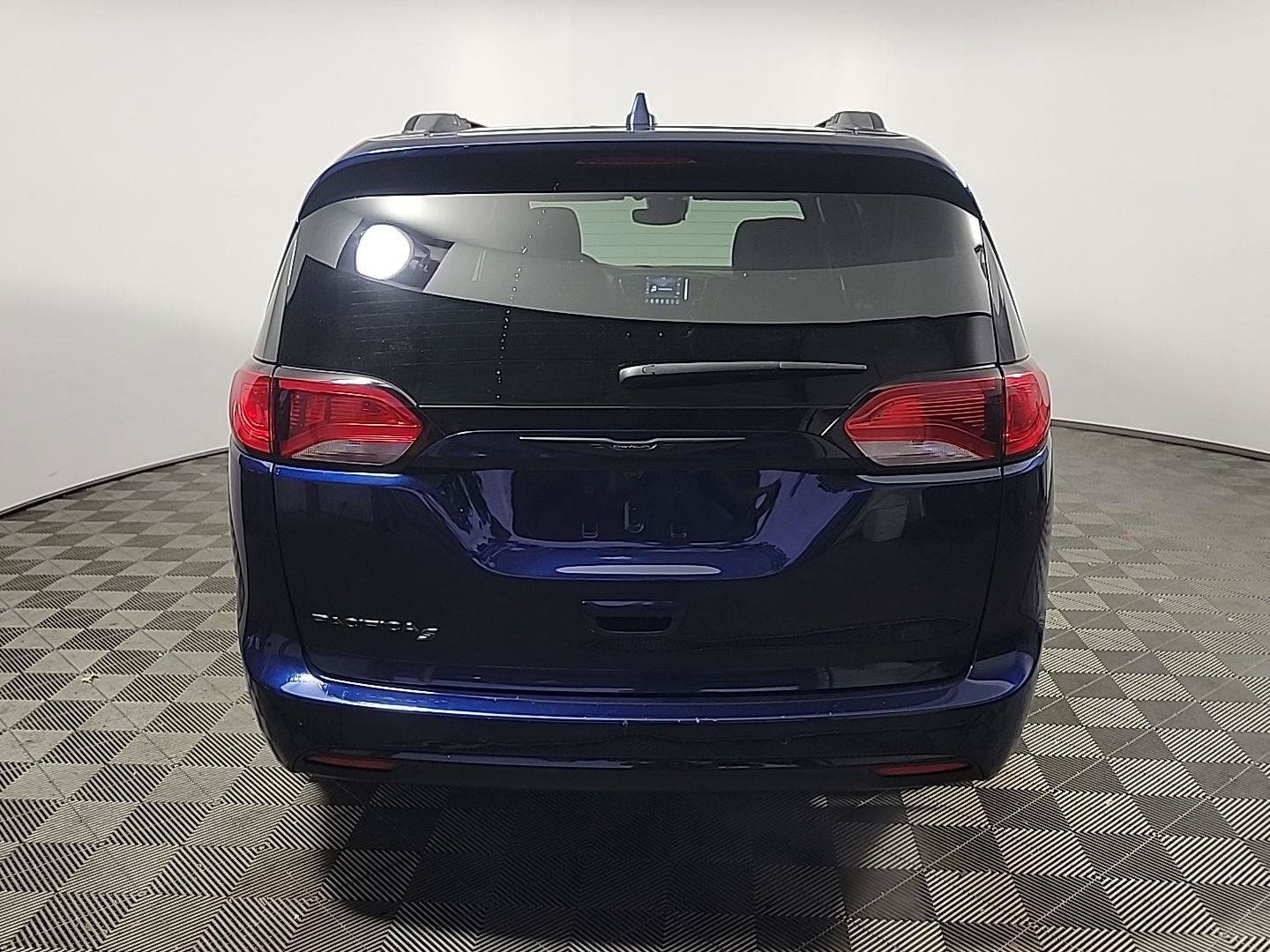Used 2019 Chrysler Pacifica Touring-L Plus w/ Advanced Safetytec Group FWD image 5