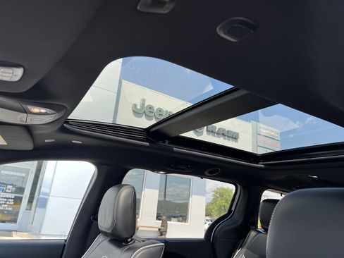 Used 2019 Chrysler Pacifica Limited w/ Advanced Safetytec Group image 27